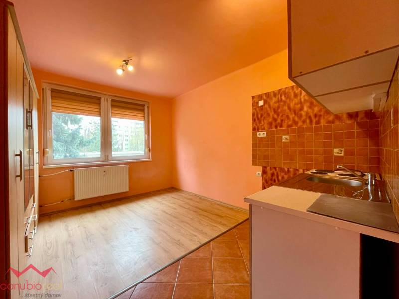 Garsónka, na predaj, prerobená, Komárno, Danubioreal- realitná kancelária, Helena Schulczová