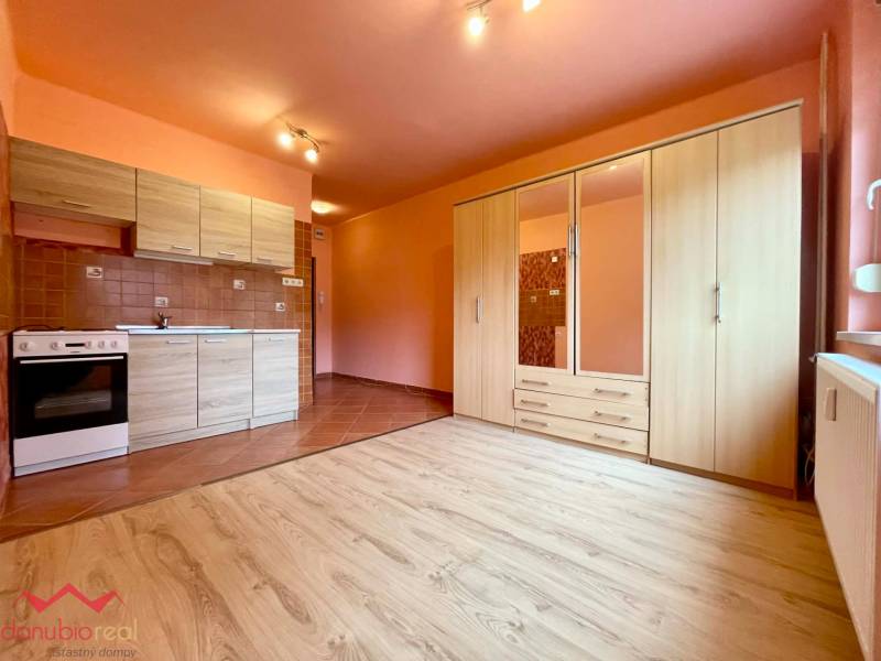 Garsónka, na predaj, prerobená, Komárno, Danubioreal- realitná kancelária, Helena Schulczová