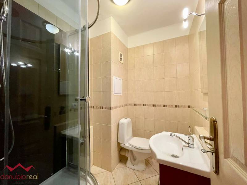 Garsónka, na predaj, prerobená, Komárno, Danubioreal- realitná kancelária, Helena Schulczová