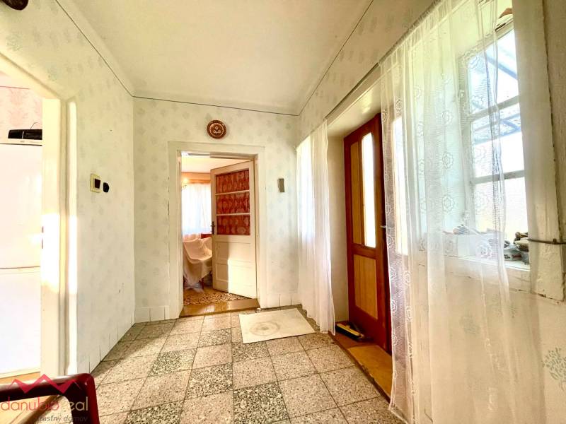 Rodinný dom, na predaj, veľký pozemok, 3094 m2, Dulovce, Danubioreal- realitná kancelária, Helena Schulczová