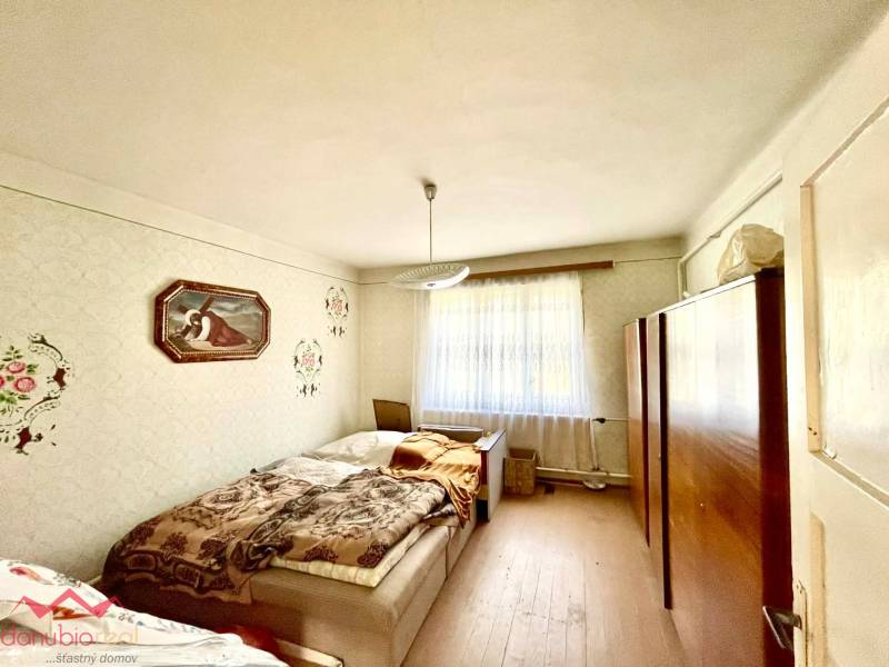 Rodinný dom, na predaj, veľký pozemok, 3094 m2, Dulovce, Danubioreal- realitná kancelária, Helena Schulczová