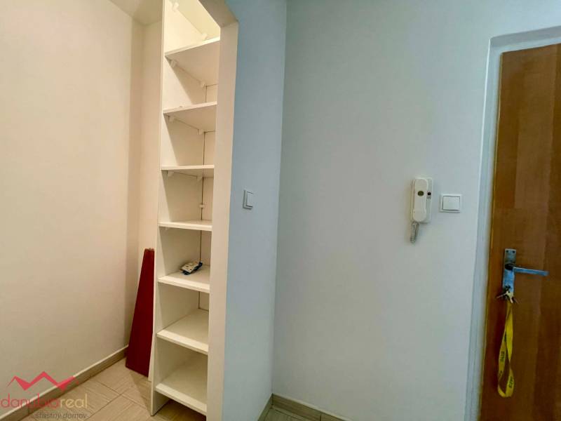 Kompletne prerobený 1 izbový byt, na predaj, Komárno, Danubioreal- realitná kancelária, Helena Schulczová