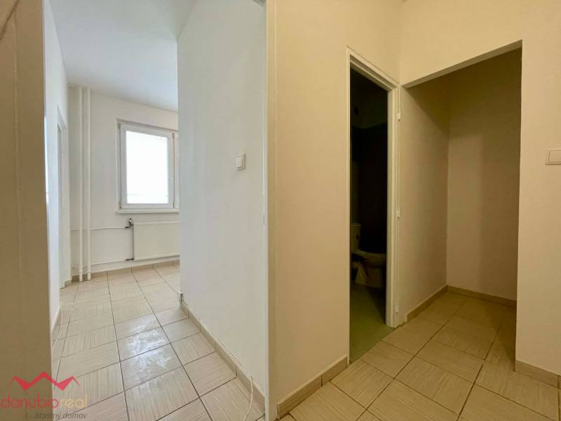 Kompletne prerobený 1 izbový byt, na predaj, Komárno, Danubioreal- realitná kancelária, Helena Schulczová