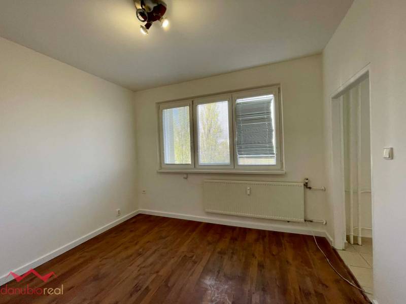 Kompletne prerobený 1 izbový byt, na predaj, Komárno, Danubioreal- realitná kancelária, Helena Schulczová