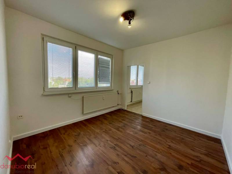 Kompletne prerobený 1 izbový byt, na predaj, Komárno, Danubioreal- realitná kancelária, Helena Schulczová