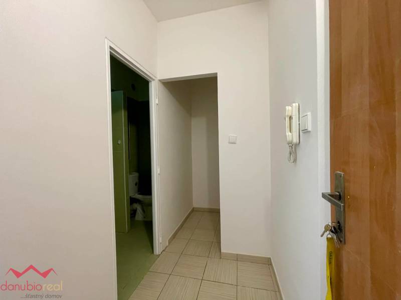 Kompletne prerobený 1 izbový byt, na predaj, Komárno, Danubioreal- realitná kancelária, Helena Schulczová