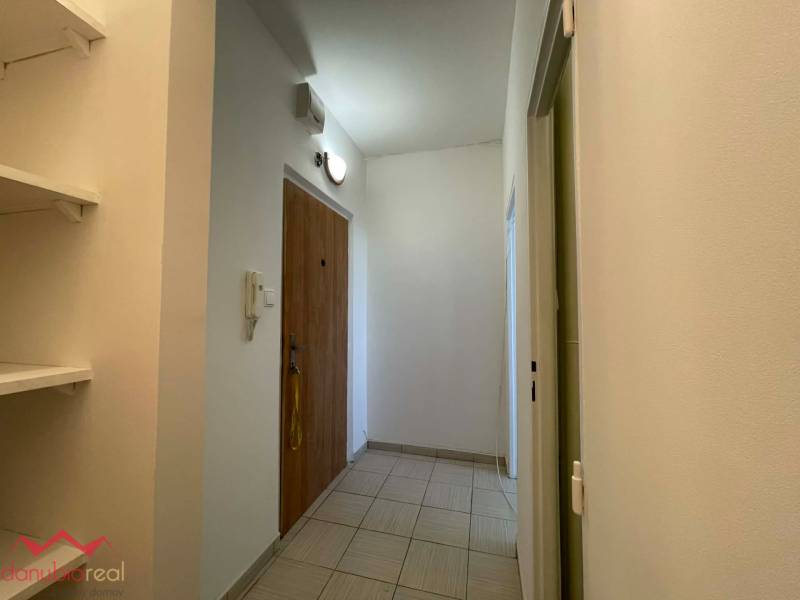 Kompletne prerobený 1 izbový byt, na predaj, Komárno, Danubioreal- realitná kancelária, Helena Schulczová