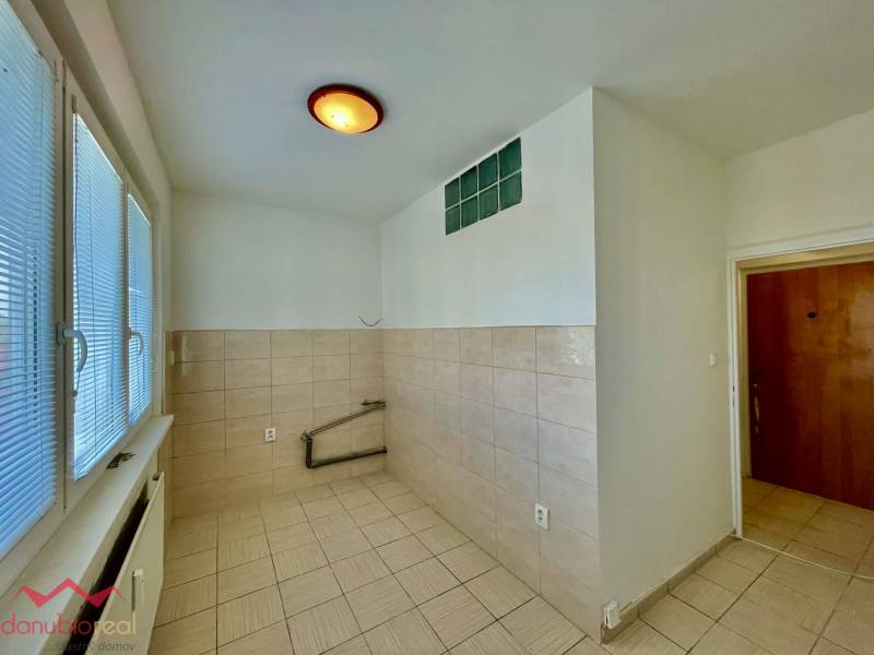 Kompletne prerobený 1 izbový byt, na predaj, Komárno, Danubioreal- realitná kancelária, Helena Schulczová