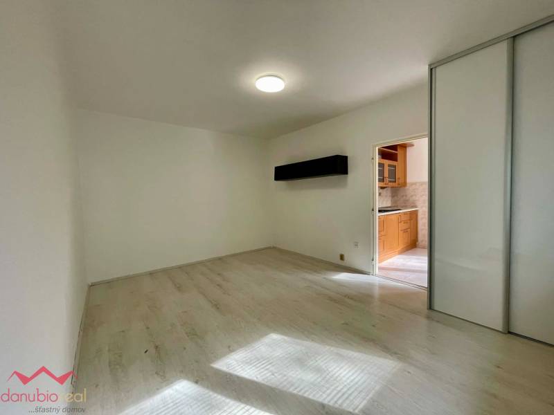 1 izbový byt, na predaj, kompletne prerobený, Komárno, Danubioreal- realitná kancelária, Helena Schulczová