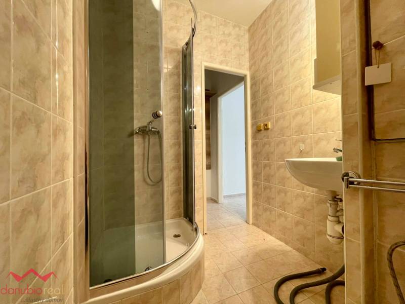 1 izbový byt, na predaj, kompletne prerobený, Komárno, Danubioreal- realitná kancelária, Helena Schulczová