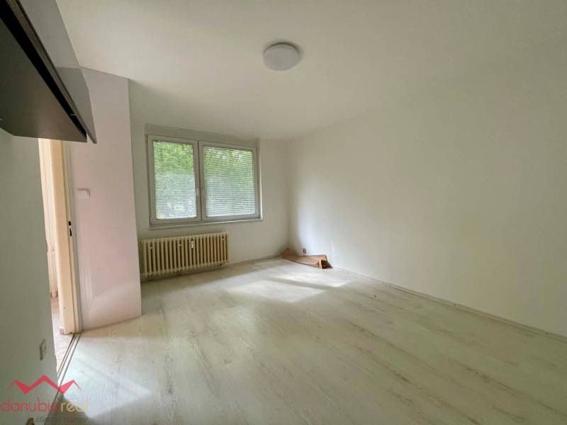 1 izbový byt, na predaj, kompletne prerobený, Komárno, Danubioreal- realitná kancelária, Helena Schulczová