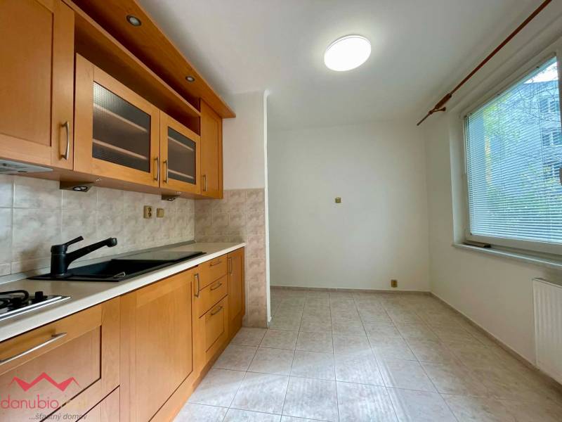 1 izbový byt, na predaj, kompletne prerobený, Komárno, Danubioreal- realitná kancelária, Helena Schulczová