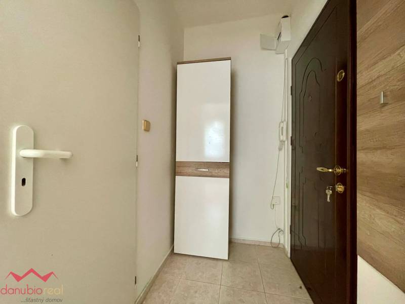 1 izbový byt, na predaj, kompletne prerobený, Komárno, Danubioreal- realitná kancelária, Helena Schulczová