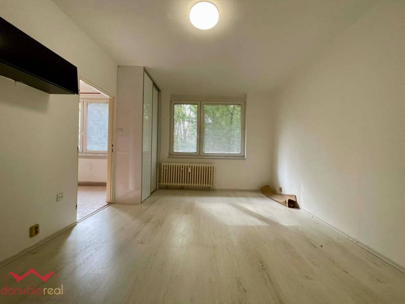 1 izbový byt, na predaj, kompletne prerobený, Komárno, Danubioreal- realitná kancelária, Helena Schulczová