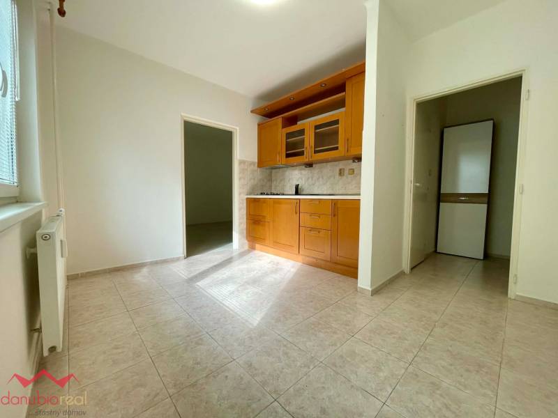 1 izbový byt, na predaj, kompletne prerobený, Komárno, Danubioreal- realitná kancelária, Helena Schulczová