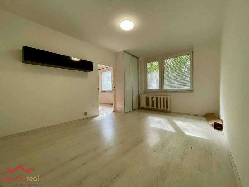 1 izbový byt, na predaj, kompletne prerobený, Komárno, Danubioreal- realitná kancelária, Helena Schulczová