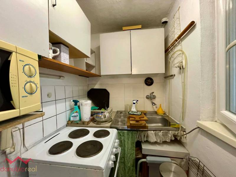 Celoročne obývateľný rodinný dom, záhrada, chata, na predaj, s bazénom, vínna pivnica, Komárno- Nová Stráž, Danubioreal- realitná kancelária, Helena Schulczová