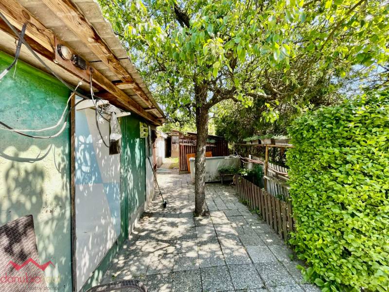 Celoročne obývateľný rodinný dom, záhrada, chata, na predaj, s bazénom, vínna pivnica, Komárno- Nová Stráž, Danubioreal- realitná kancelária, Helena Schulczová