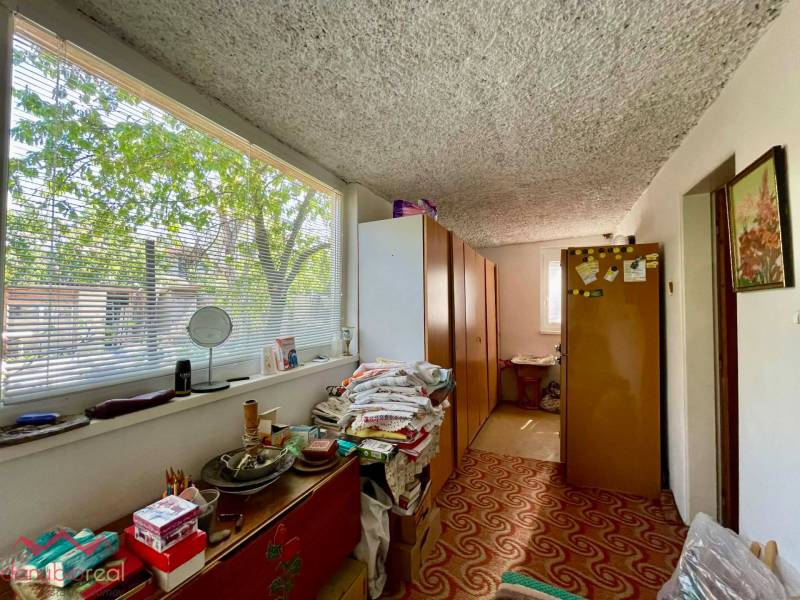 Celoročne obývateľný rodinný dom, záhrada, chata, na predaj, s bazénom, vínna pivnica, Komárno- Nová Stráž, Danubioreal- realitná kancelária, Helena Schulczová