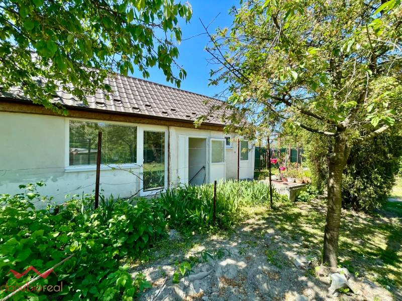 Celoročne obývateľný rodinný dom, záhrada, chata, na predaj, s bazénom, vínna pivnica, Komárno- Nová Stráž, Danubioreal- realitná kancelária, Helena Schulczová