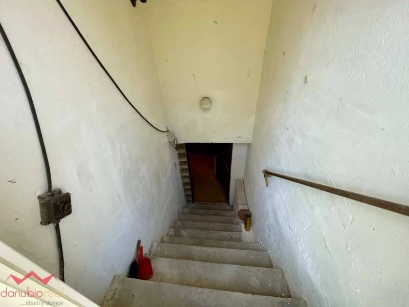 Celoročne obývateľný rodinný dom, záhrada, chata, na predaj, s bazénom, vínna pivnica, Komárno- Nová Stráž, Danubioreal- realitná kancelária, Helena Schulczová