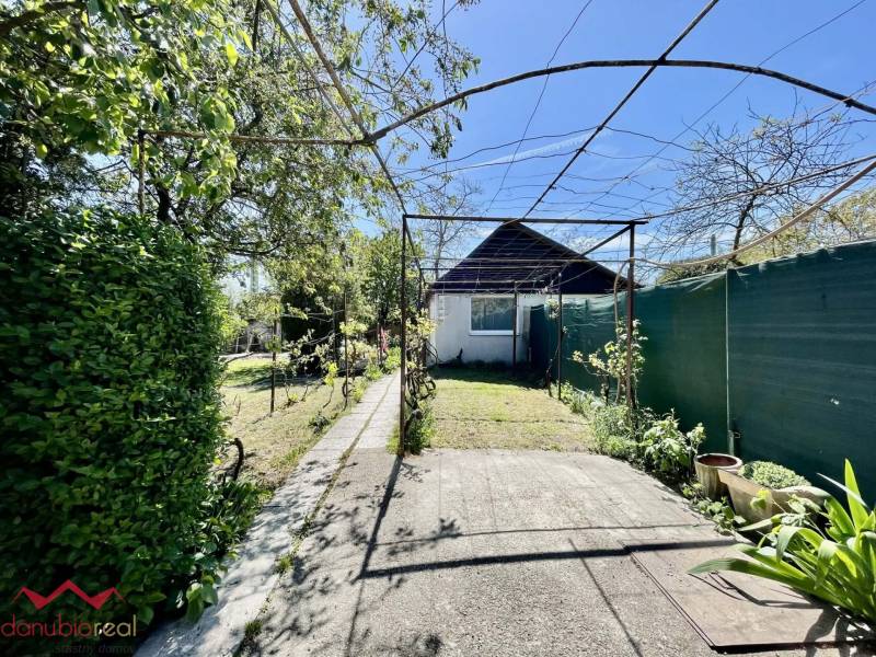Celoročne obývateľný rodinný dom, záhrada, chata, na predaj, s bazénom, vínna pivnica, Komárno- Nová Stráž, Danubioreal- realitná kancelária, Helena Schulczová