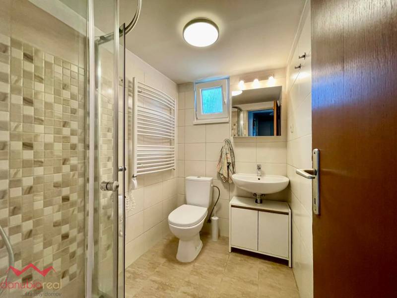 Celoročne obývateľný rodinný dom, záhrada, chata, na predaj, s bazénom, vínna pivnica, Komárno- Nová Stráž, Danubioreal- realitná kancelária, Helena Schulczová