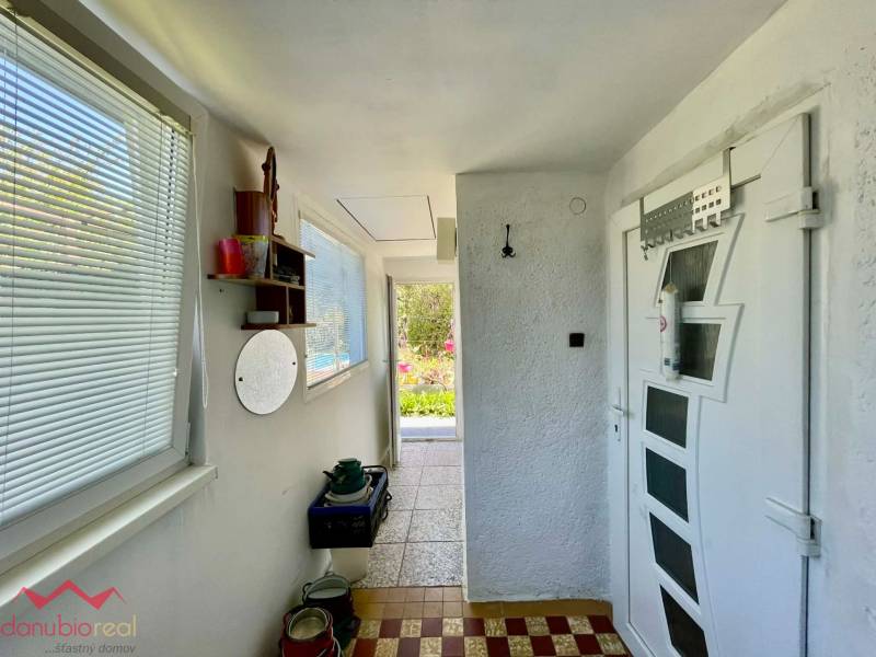 Celoročne obývateľný rodinný dom, záhrada, chata, na predaj, s bazénom, vínna pivnica, Komárno- Nová Stráž, Danubioreal- realitná kancelária, Helena Schulczová