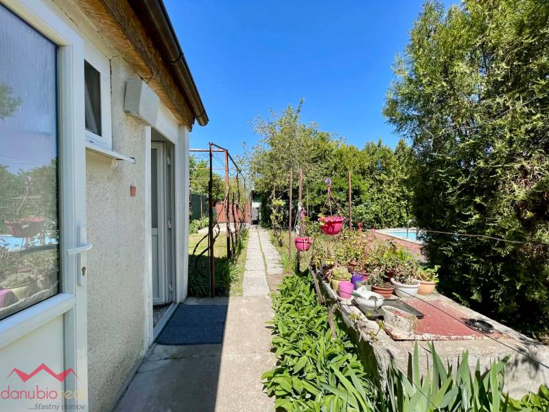 Celoročne obývateľný rodinný dom, záhrada, chata, na predaj, s bazénom, vínna pivnica, Komárno- Nová Stráž, Danubioreal- realitná kancelária, Helena Schulczová