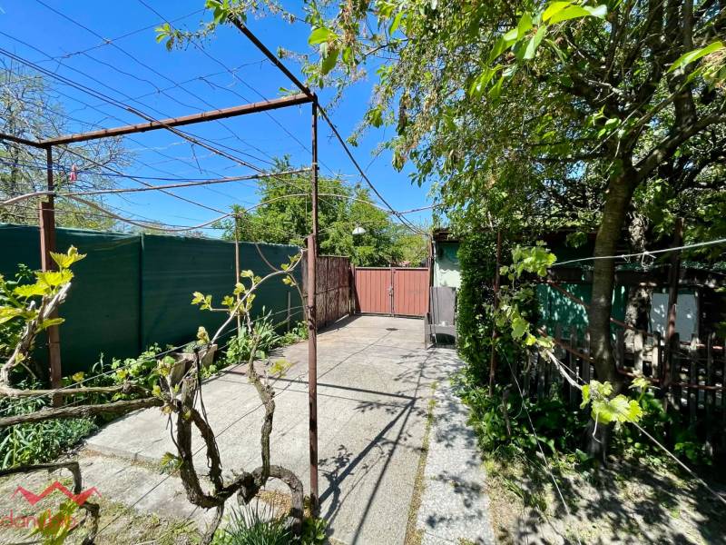 Celoročne obývateľný rodinný dom, záhrada, chata, na predaj, s bazénom, vínna pivnica, Komárno- Nová Stráž, Danubioreal- realitná kancelária, Helena Schulczová