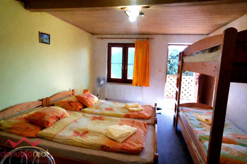 room_edit_light_yellow_towels.jpg