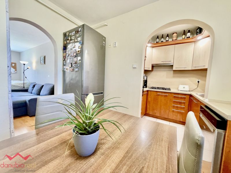Prerobený 3-izbový byt, s klimatizáciou, komorou a loggiou na predaj, Komárno, vlastný ohrev vody, Danubioreal- realitná kancelária, Helena Schulczová