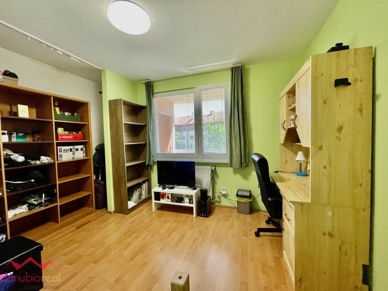 Prerobený 3-izbový byt, s klimatizáciou, komorou a loggiou na predaj, Komárno, vlastný ohrev vody, Danubioreal- realitná kancelária, Helena Schulczová