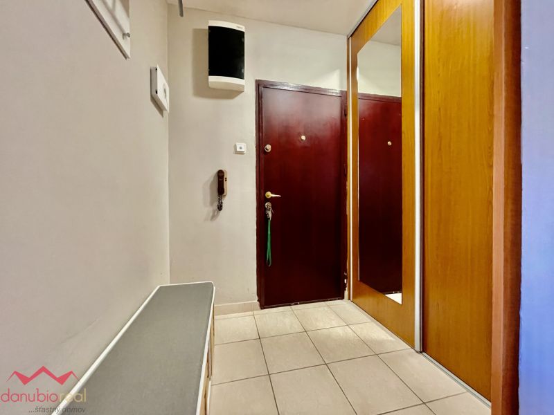 Prerobený 3-izbový byt, s klimatizáciou, komorou a loggiou na predaj, Komárno, vlastný ohrev vody, Danubioreal- realitná kancelária, Helena Schulczová