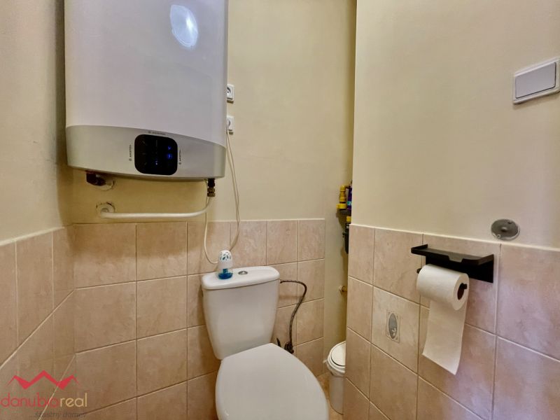 Prerobený 3-izbový byt, s klimatizáciou, komorou a loggiou na predaj, Komárno, vlastný ohrev vody, Danubioreal- realitná kancelária, Helena Schulczová