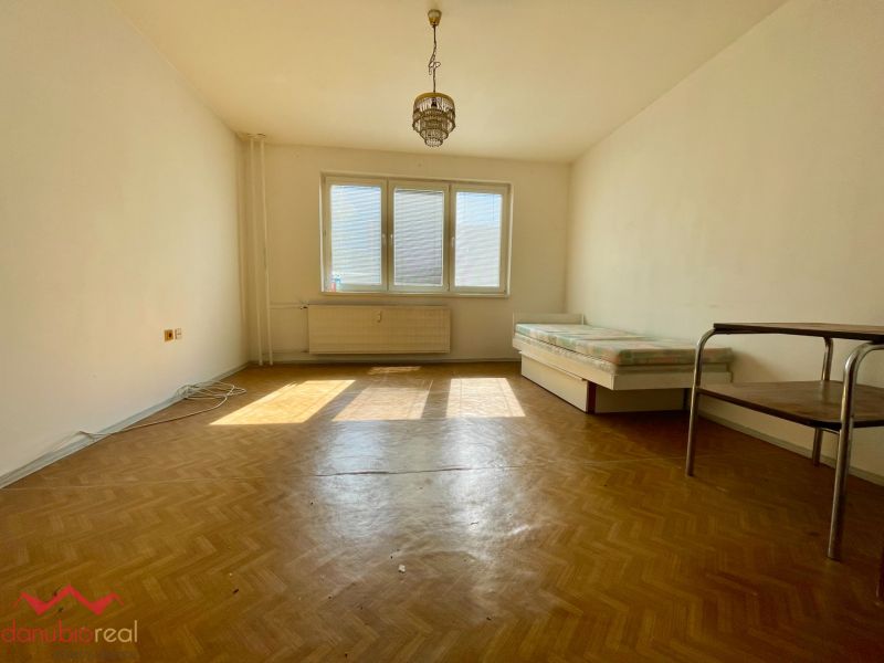 1 izbový byt, na predaj, s loggiou, Nové sídlisko, Komárno, Danubioreal- realitná kancelária, Helena Schulczová