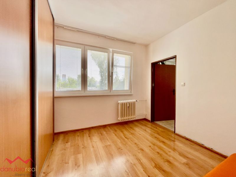Kompletne prerobený, zariadený 1 izbový byt, na predaj, Komárno, Danubioreal- realitná kancelária, Helena Schulczová